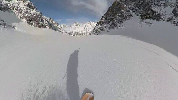 在阳光明媚的落基山脉滑雪旅行的第一人称镜头很酷