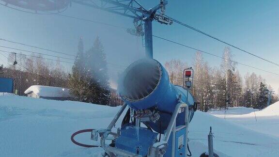 在滑雪场制造雪的雪炮机器左右的系统