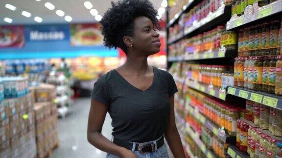 年轻女子在超市货架上