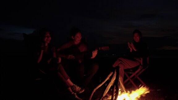亚洲朋友在篝火旁露营