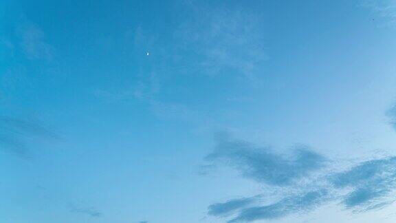 时间流逝月亮升起和蓝天背景与云在晚上