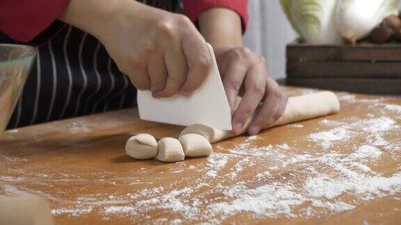 亚洲女人包饺子、饺子是中国传统食物