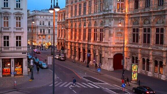 日落场景的交通道路和行人在维也纳歌剧院前维也纳奥地利