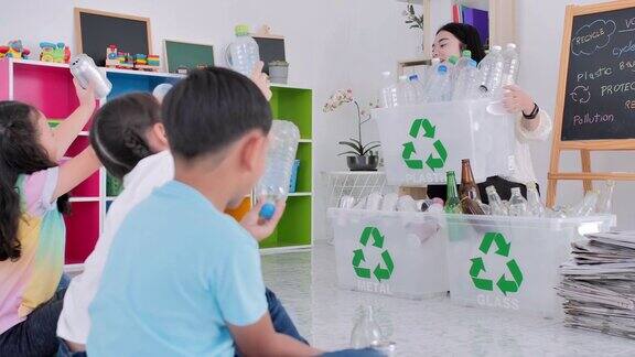 女教师教学生如何回收家庭垃圾