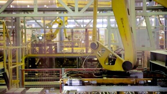 现代工厂设备在工业工厂工作的机器人