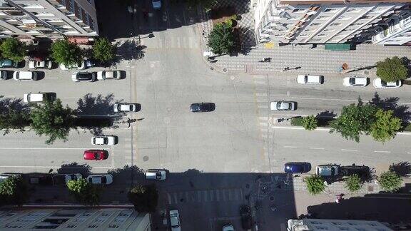 城市中心十字路口的鸟瞰图车辆在建筑物之间穿梭
