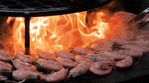 慢镜头:厨师在火盆上用旺火烤鲜红大虾