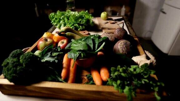 新鲜蔬菜和水果装在木托盘里特写