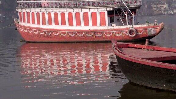 印度圣城瓦拉纳西恒河上的船只