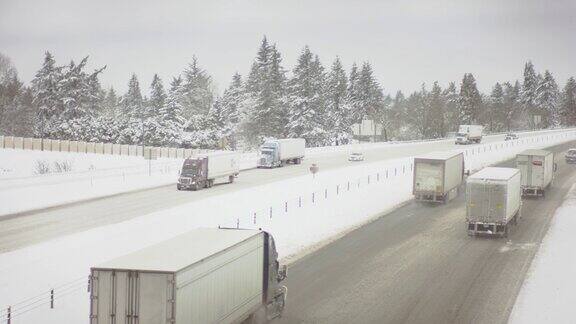 降雪后半卡车和汽车在繁忙的公路上行驶