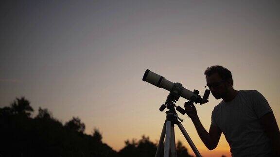 天文学家用望远镜观察星星和月亮我的天文工作