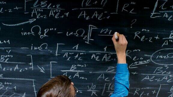一个聪明的年轻学生在黑板上写一个复杂的数学公式