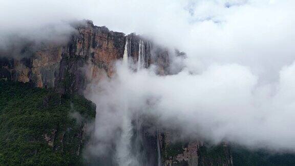 透过云层俯瞰天使瀑布一条巨大的水流从高山上流下来世界上最高的瀑布委内瑞拉卡奈马国家公园