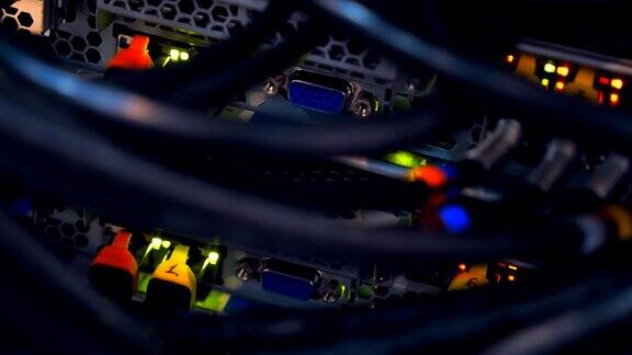 数据中心服务器的无数排线路和闪烁的灯光