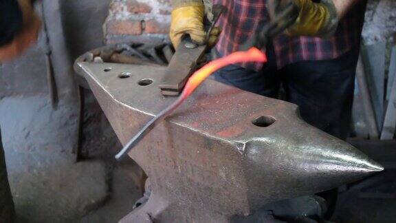 热铁在铁砧上锻造手工制作的铁匠