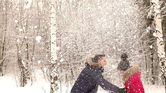 快乐的夫妇一起玩雪球