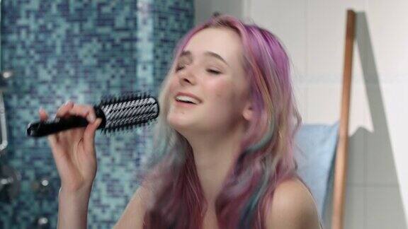 粉红色头发的女孩正在一个现代化的浴室里唱歌
