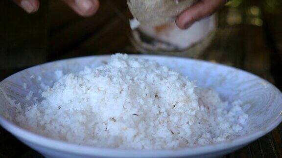 刮椰子做椰奶泰国菜