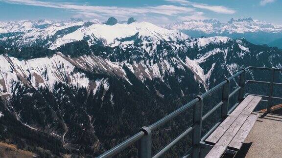 全景从高山到雪峰在瑞士阿尔卑斯山Rochers-de-Naye