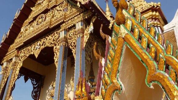 东方寺庙的装饰屋顶在晴朗的日子里亚洲传统寺庙的金色装饰屋顶映衬着万里无云的蓝天窟Plai岬苏梅岛