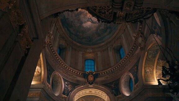 在人造灯光下的夜晚布达佩斯圣史蒂芬大教堂的内景