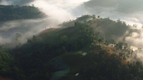 鸟瞰图朦胧的山区景观在早上在达克省泰国