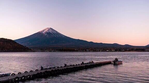 黎明时分的富士山和川口湖