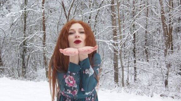在白雪覆盖的冬日森林里一个穿着夏装的红长发女孩给了她一个飞吻