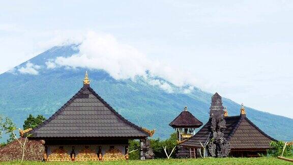 以阿贡山为背景的PuraLempuyang寺庙印度尼西亚巴厘岛