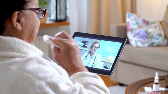 医学在线老年妇女咨询她的医生使用视频聊天在家