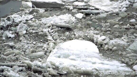 冻结的冰河在春天融化冰片在流动春天河面上漂浮着碎裂的冰全球变暖