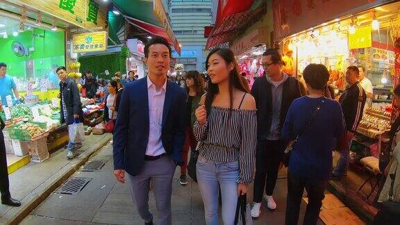 情侣在香港购物