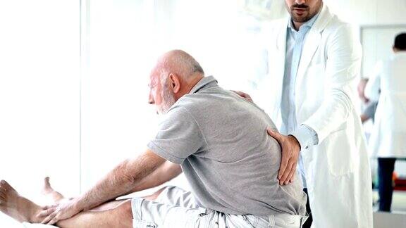 一位老人正在接受医生的背部检查4k