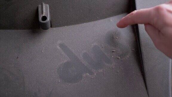女孩用手指在旧电视肮脏的身体表面写下文字灰尘