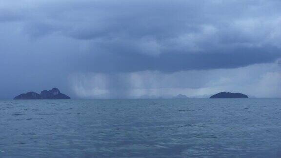 随着暴风雨、海雨和颠簸的波浪小船的颠簸