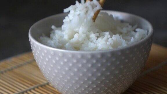 一个男人用筷子从碗里吃米饭的特写视频高清慢动作