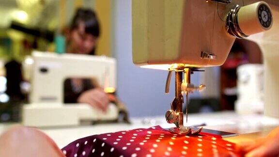 HD:裁缝在缝纫机上工作