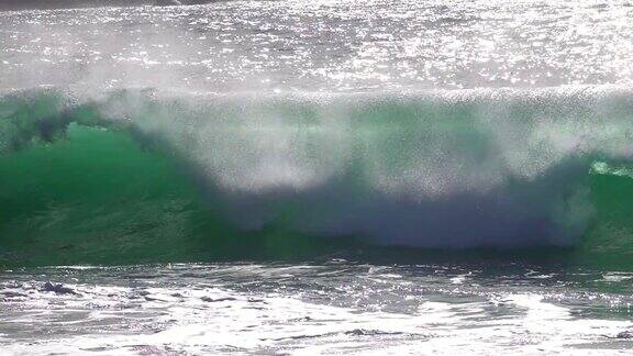 一股巨浪在慢镜头中冲击着海滩