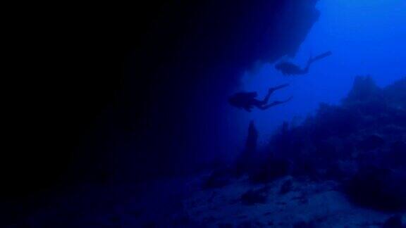 水肺潜水者进入一个巨大的水下洞穴帕劳