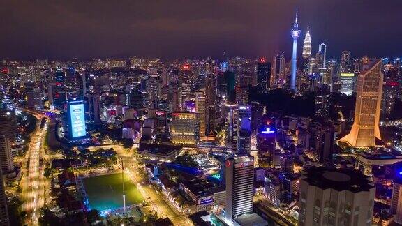 吉隆坡中央宫殿广场市中心夜间照明交通街道空中全景图4k时间间隔马来西亚