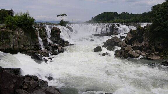 山木瀑布公园位于日本鹿儿岛县伊萨市