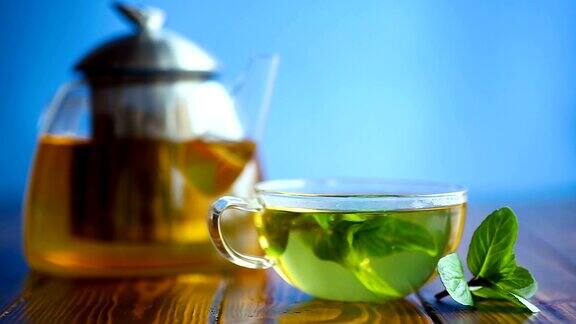 热绿茶加新鲜薄荷