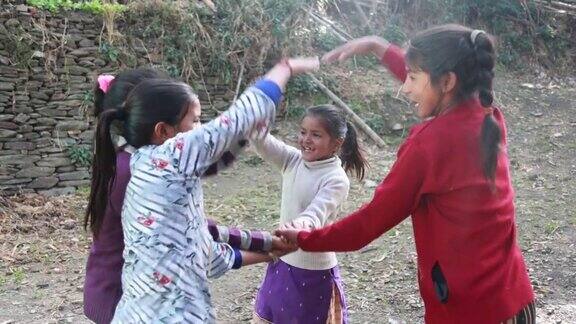 印度乡村的孩子和女孩在户外大自然中玩耍