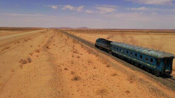 WS火车穿过阳光明媚的偏远沙漠纳米比亚非洲