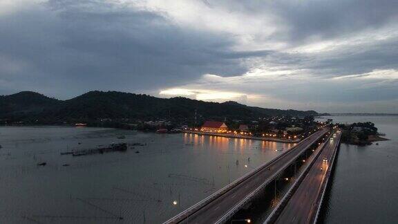 夜间的运输方式从空中拍摄的汽车行驶在泰国宋卡省渡海大桥上