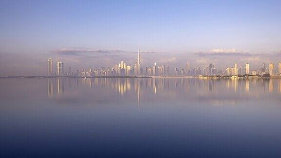 4K时间在迪拜城市日出与水反射