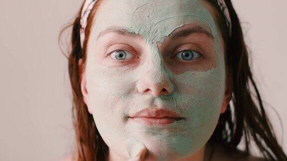 美丽的女人在脸上敷面膜皮肤护理