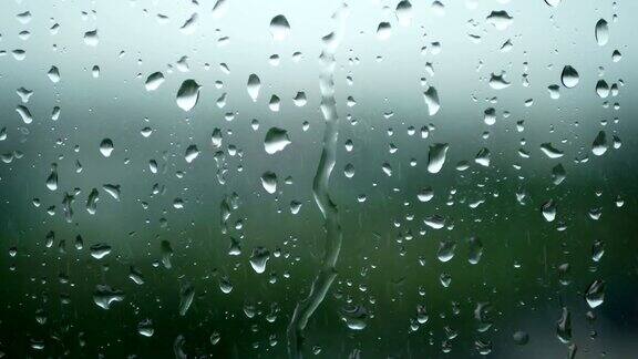 4k雨落在窗户表面雨落在下雨天
