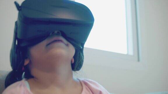 女孩使用VR头盔虚拟现实模拟器
