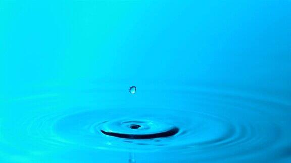 蓝色水滴下落的慢动作